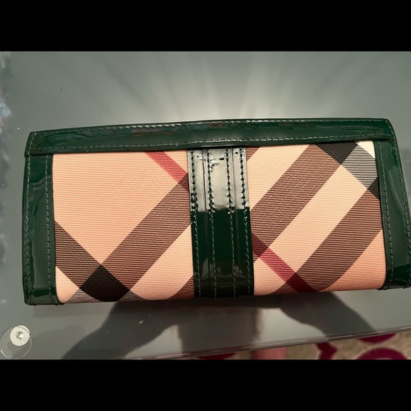 100% Authentic Burberry Nova Check Large Wallet with Green Patent leather. - Picture 2 of 6